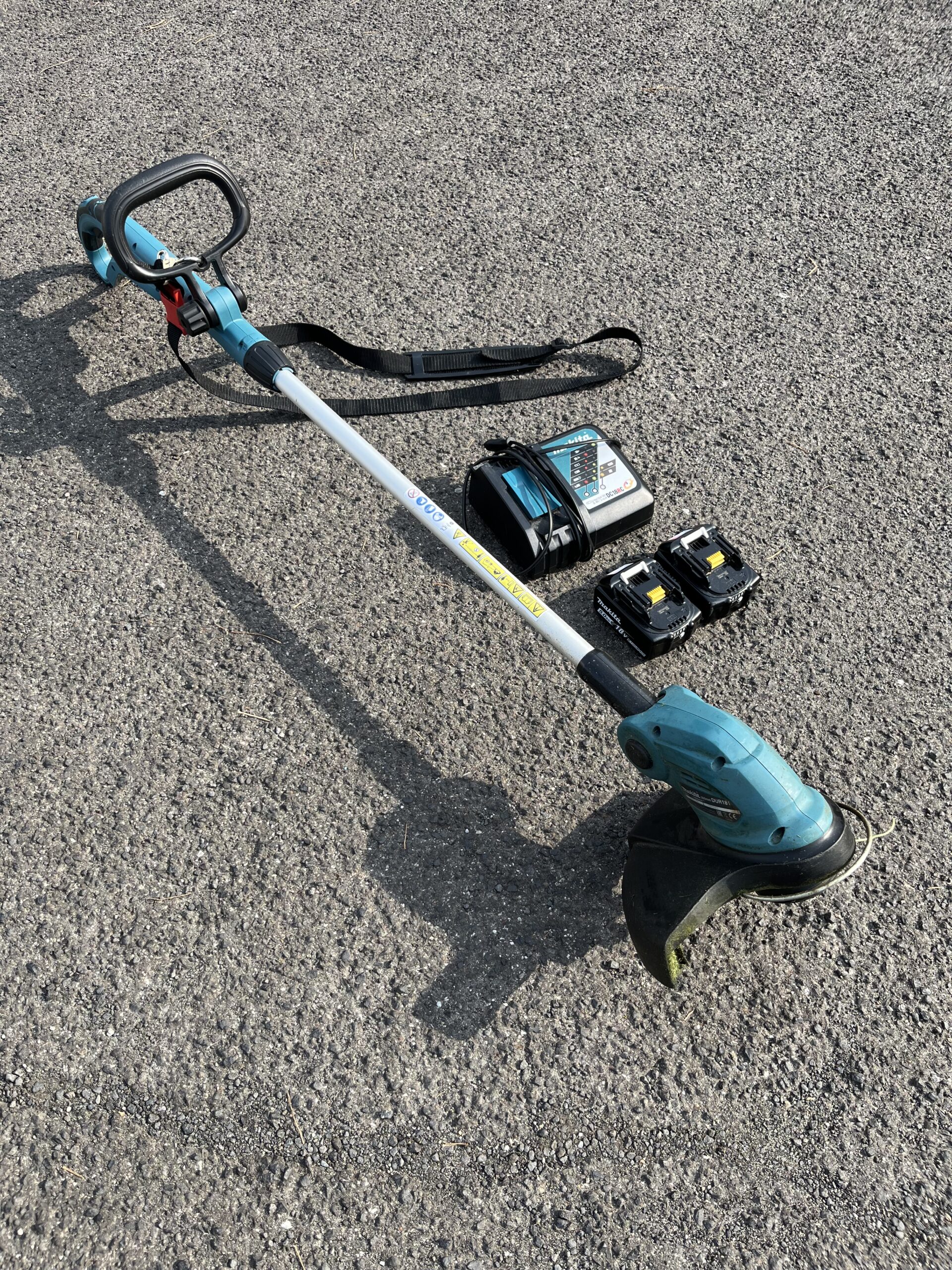 Saubere Rasenkanten einfach gemacht – mieten Sie den Makita DUR181 in Karlstadt.