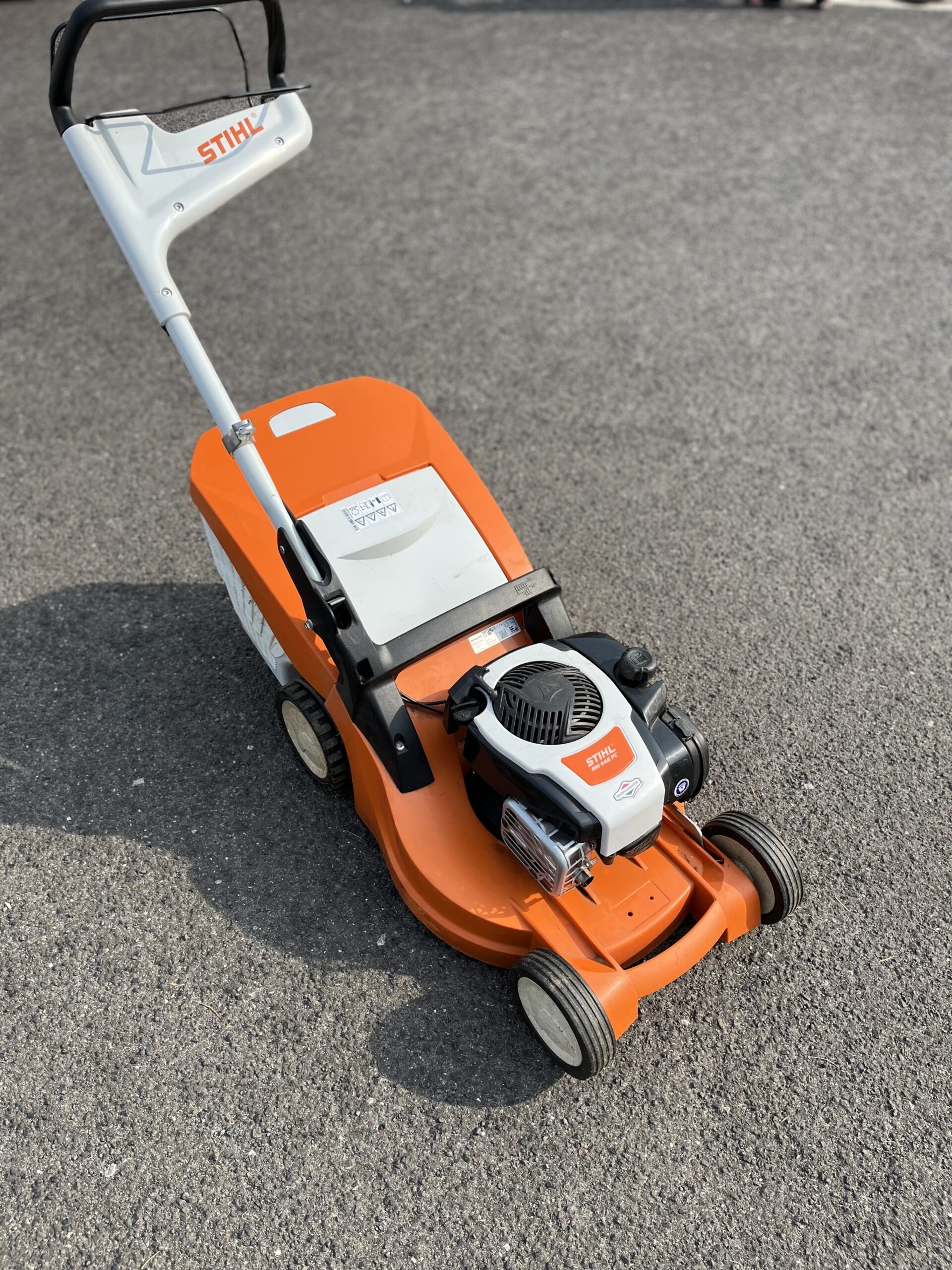 Den Stihl RM 448 PC Rasenmäher in Karlstadt mieten – für gepflegten Rasen ohne Mühe.